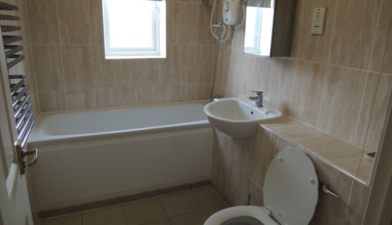 46 clarence close bathroom