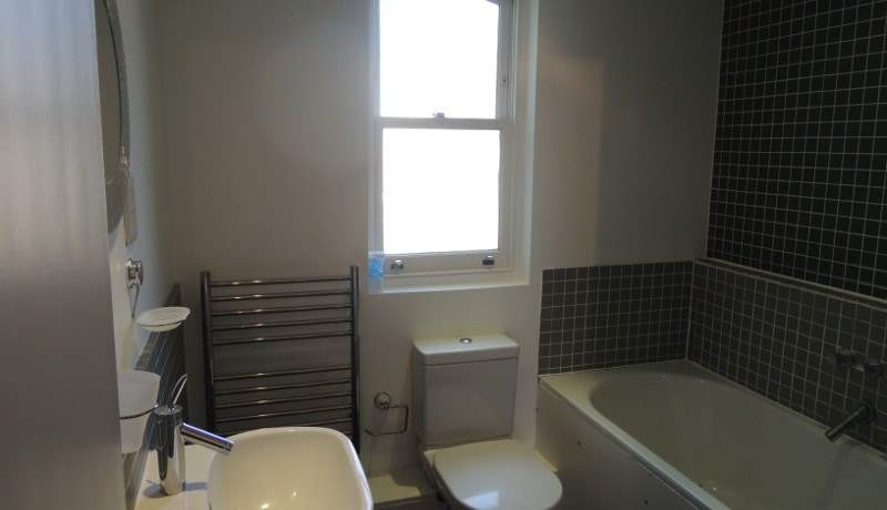 105 Leicester road bathroom