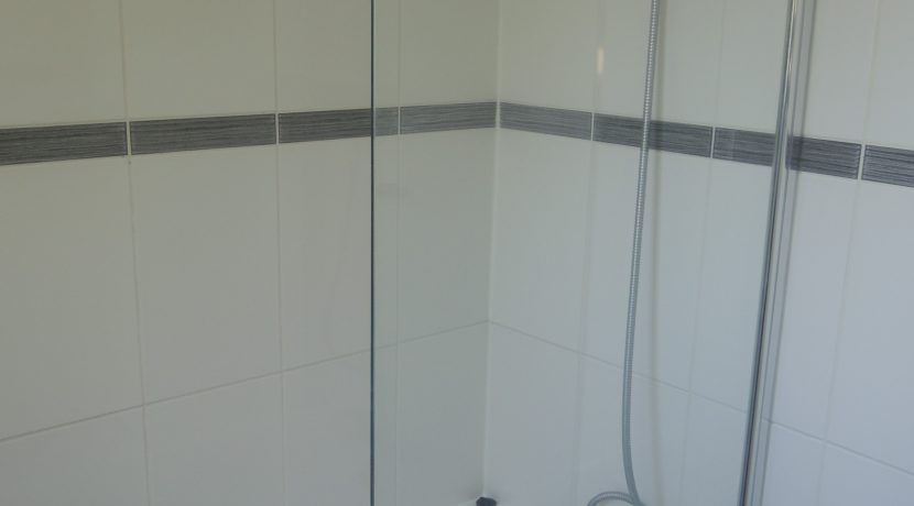 27 oakwood close bathroom