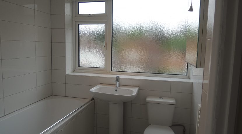 86 Clifford Road bathroom